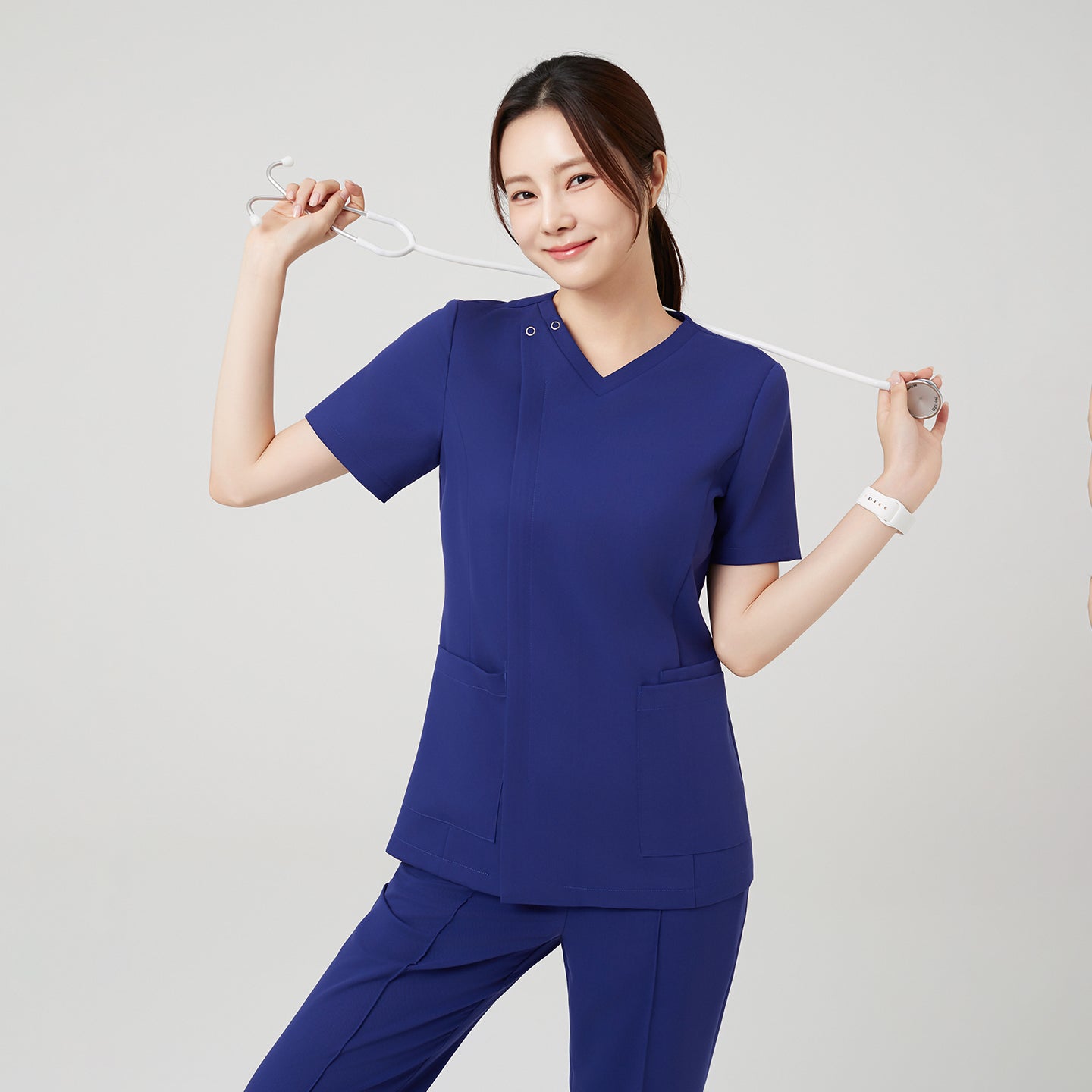 The Admiral Blue OS-226 scrub top presents a refreshing mix of professionalism and liveliness. Its vibrant navy tone brings confidence, while the flattering fit and structured seams enhance the wearer’s silhouette — ideal for those who value both performance and polished style in their workwear.