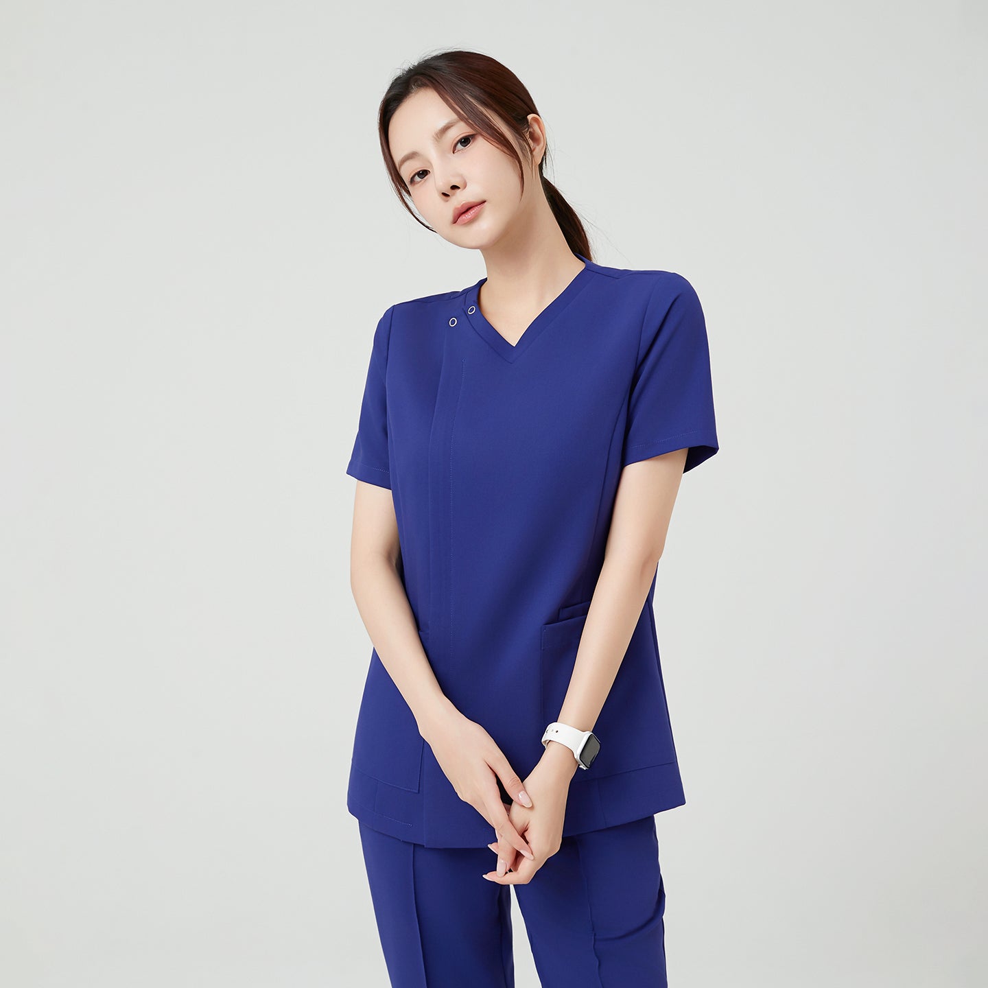 The Admiral Blue OS-226 scrub top presents a refreshing mix of professionalism and liveliness. Its vibrant navy tone brings confidence, while the flattering fit and structured seams enhance the wearer’s silhouette — ideal for those who value both performance and polished style in their workwear.