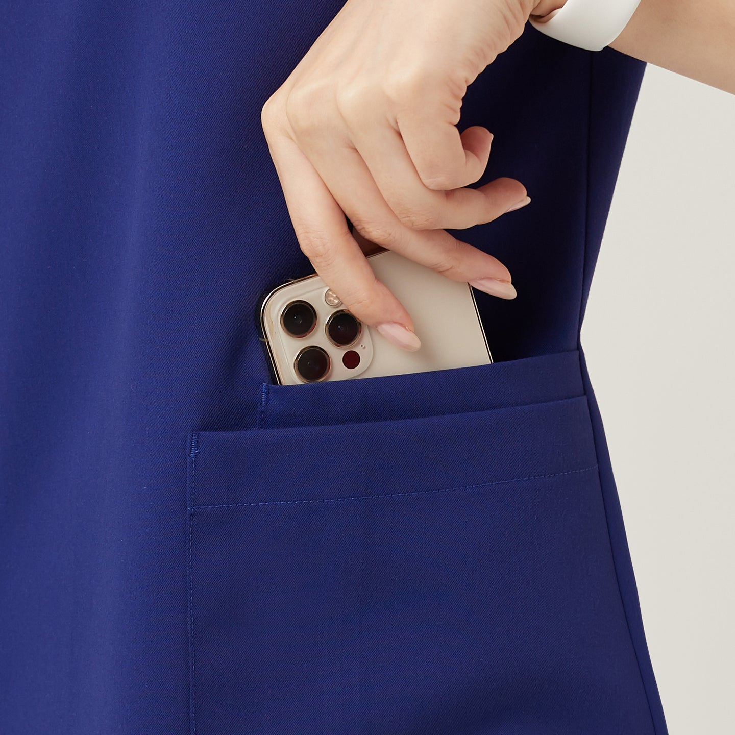 Designed for everyday functionality, the Admiral Blue OS-226 scrub top features a smartly placed front pocket ideal for holding essentials like a phone or small tools. The clean construction and deep hue maintain a refined, professional appearance while adding practical ease to the workday.