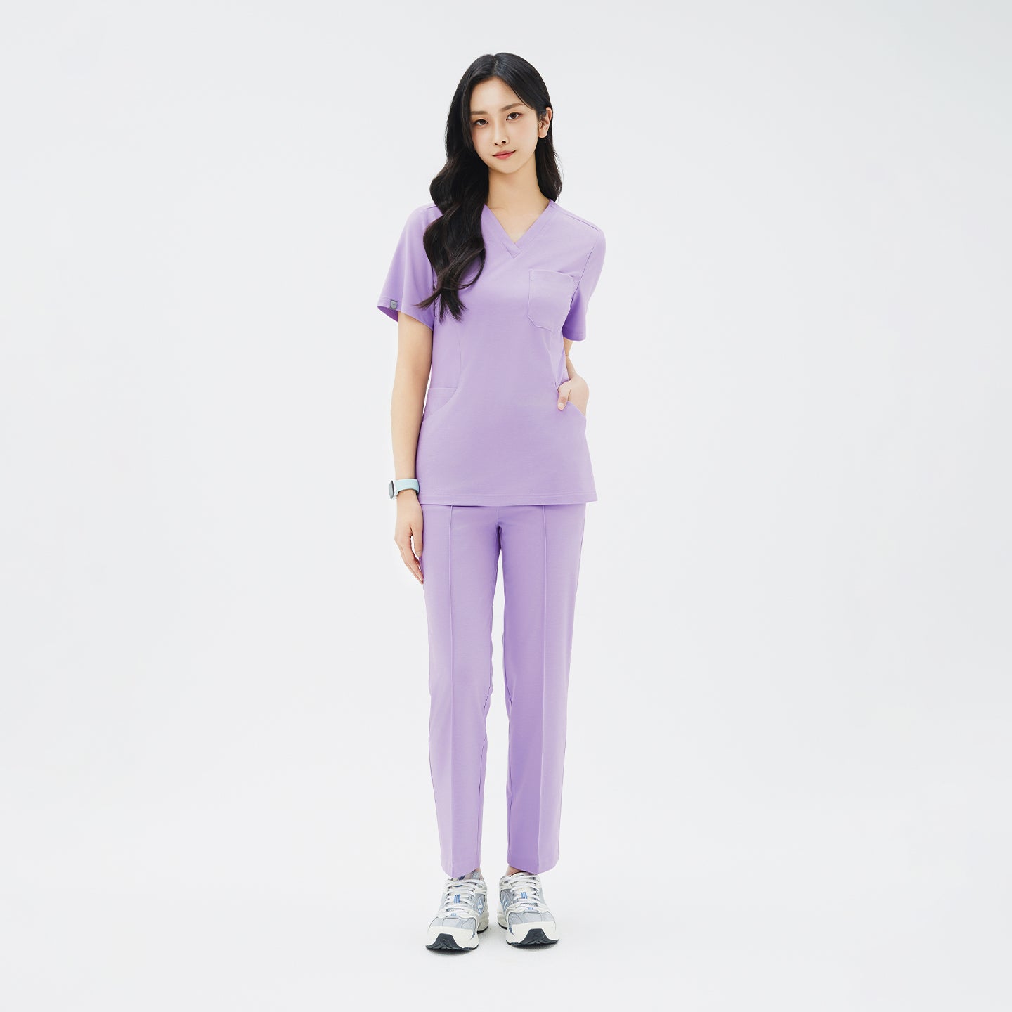 Lavender tones create a calm yet refreshing look, blending a professional feel with a touch of warmth.
Designed with a clean, straight silhouette, these pants provide a naturally elongated fit and comfortable flexibility for everyday movement.