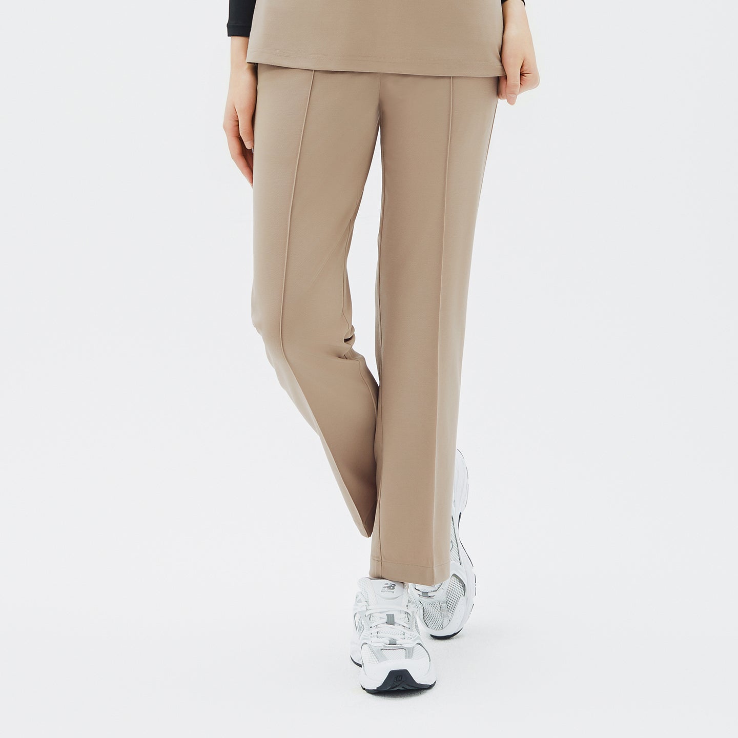 Image of The clean front seam and slightly tapered fit deliver a polished yet relaxed look.
Soft stretch fabric provides all-day comfort while keeping the overall silhouette sleek and refined.